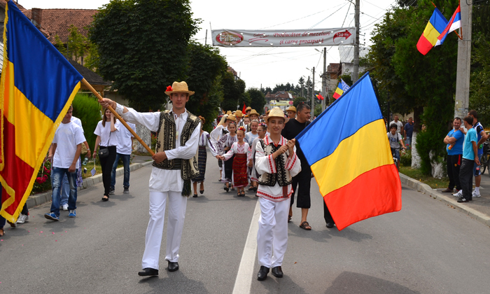 Festival Breaza 10 Parada portului popular şi scurte momente artistice în prima zi a Festivalului de Folclor de la Breaza