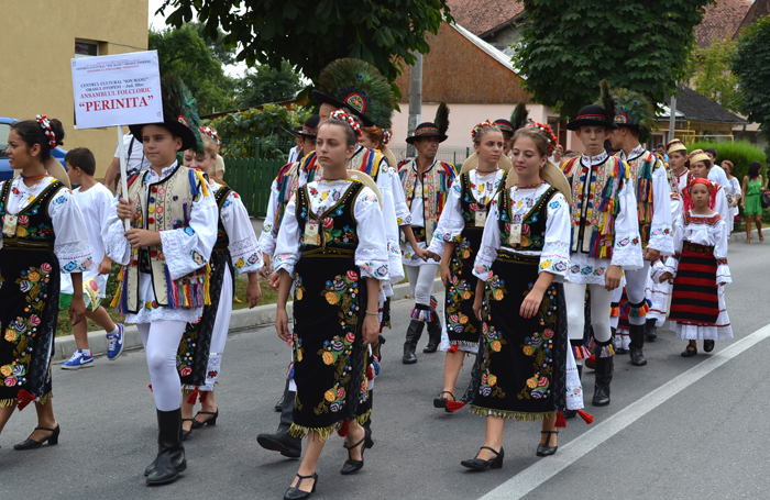 Festival Breaza 15 Parada portului popular şi scurte momente artistice în prima zi a Festivalului de Folclor de la Breaza