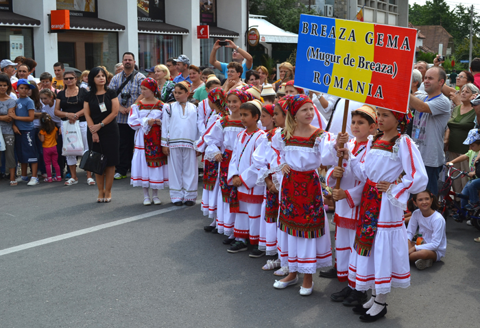 Festival Breaza 5 Parada portului popular şi scurte momente artistice în prima zi a Festivalului de Folclor de la Breaza