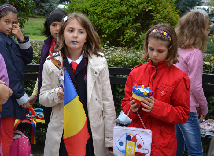 Copii drapel 10 Drapelul naţional în imaginaţia copiilor din Câmpina