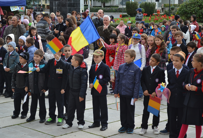 Copii drapel 12 Drapelul naţional în imaginaţia copiilor din Câmpina