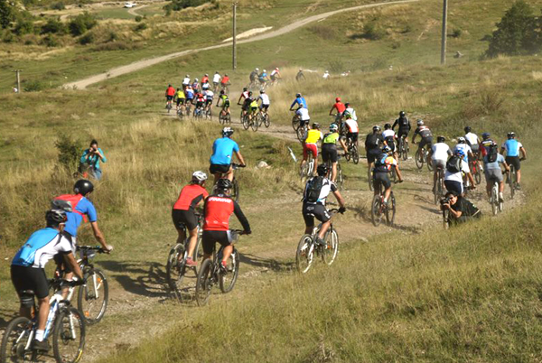 Open Bike 2 Peste 4.000 de euro s au strâns la Câmpina Open Mountain Bike, pentru copiii cu autism