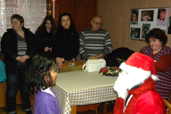 AMUS 3 Copii de la „Casa Câmpeanu”, vizitaţi de Moş Crăciun de la AMUS