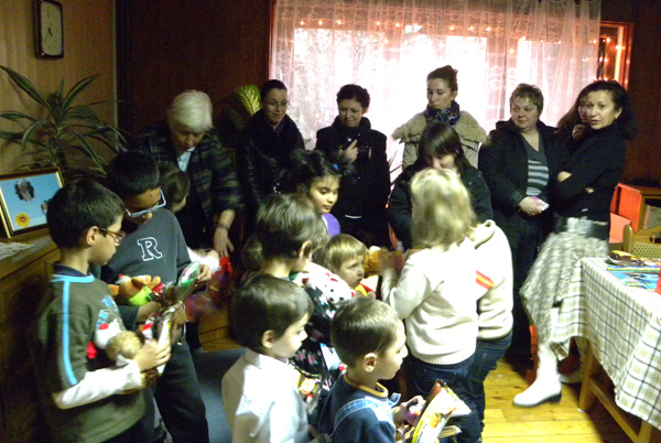 AMUS 5 Copii de la „Casa Câmpeanu”, vizitaţi de Moş Crăciun de la AMUS