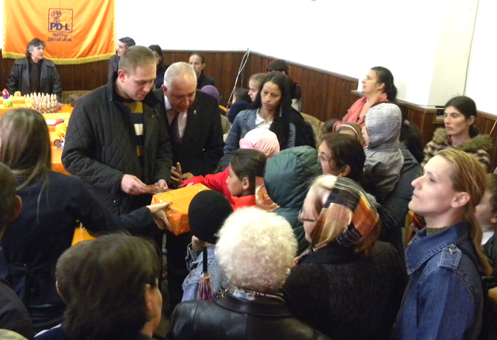 PDL 4 150 de copii din familii nevoiaşe au primit daruri de Paşte de la PDL Câmpina