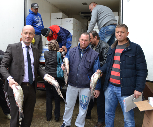 Peste Poiana 1 Toţi locuitorii comunei Poiana Câmpina au primit peşte pentru masa de Florii