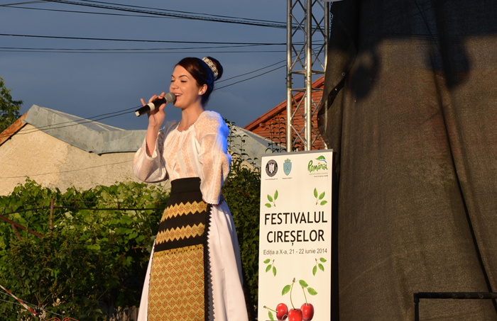 Festivalul cireselor 14 Festivalul cireşelor de la Băneşti, fără cireşe, dar cu muzică bună, foarte multă lume şi distracţie până târziu în noapte