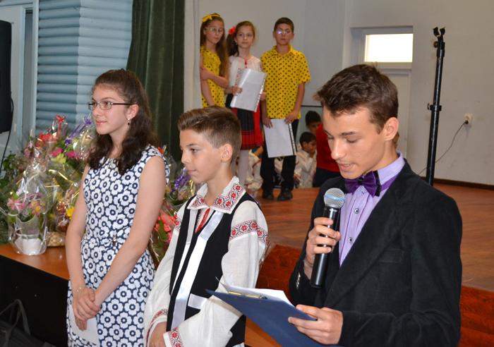 Festivitate Poiana 1 Elevii din Poiana Câmpina, care au încheiat anul şcolar cu media generală 10, au primit premii şi din partea primarului Alin Moldoveanu