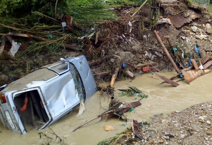 Provita 2 Dezastru la Proviţa de Jos   gospodării inundate, drumuri avariate, podeţe distruse, maşini luate de ape şi poduri colmatate de aluviuni