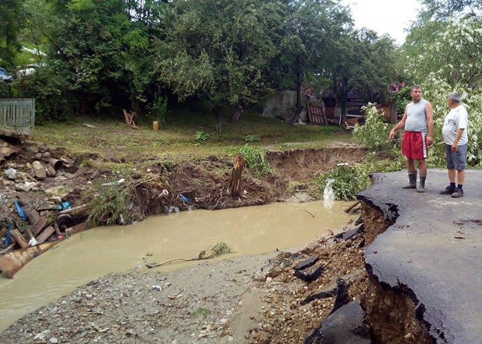Provita 3 Dezastru la Proviţa de Jos   gospodării inundate, drumuri avariate, podeţe distruse, maşini luate de ape şi poduri colmatate de aluviuni