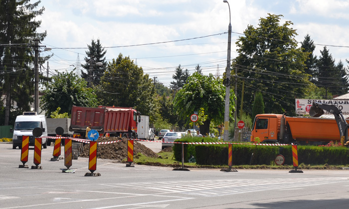 Sens giratoriu 3 Au început lucrările la sensul giratoriu de la intersecţia Bulevardului Bălcescu cu Calea Dacia