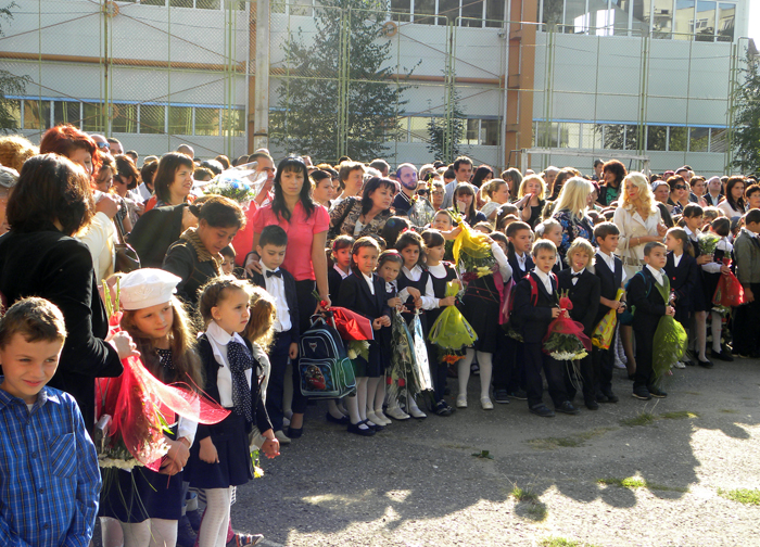CNNG 1 Prima zi de şcoală. Cu oficialităţi printre bobocii, bobocei şi liceeni la Colegiul Naţional Nicolae Grigorescu
