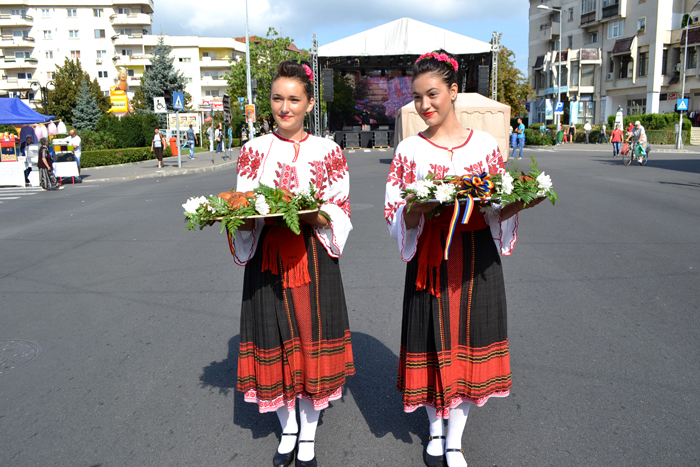 Festival 10 Serbările Toamnei Câmpina 2014   deschiderea oficială, sub semnul tradiţiei populare şi consensului politico administrativ 