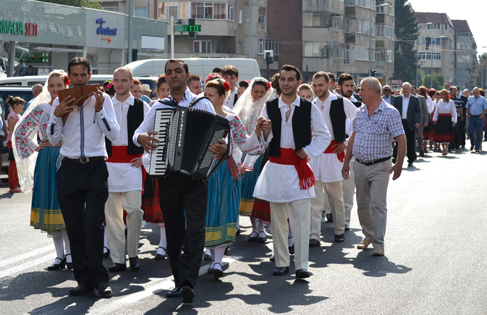 Festival 2 Serbările Toamnei Câmpina 2014   deschiderea oficială, sub semnul tradiţiei populare şi consensului politico administrativ 