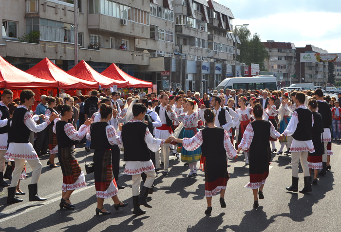 Festival 7 Serbările Toamnei Câmpina 2014   deschiderea oficială, sub semnul tradiţiei populare şi consensului politico administrativ 
