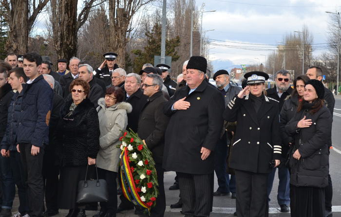 Comemorare eroi 2 Zeci de câmpineni i au comemorat pe eroii ucişi la Otopeni, în urmă cu 25 de ani