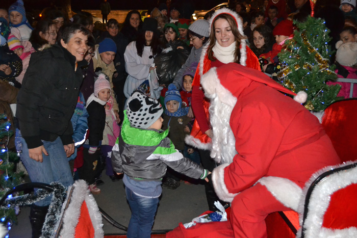 Mosul la Poiana 8 Moş Crăciun s a aflat, aseară, printre copiii de la Poiana Câmpina