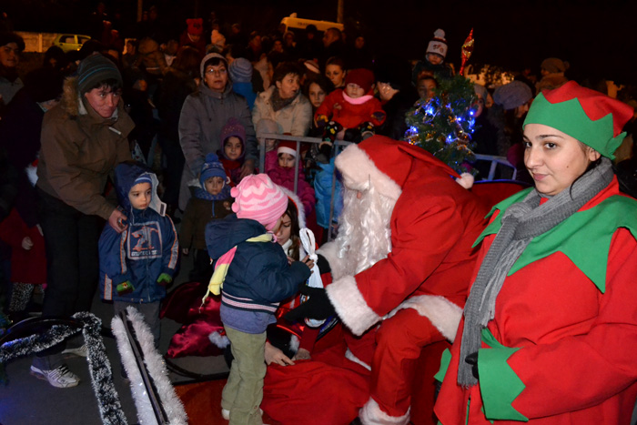 Mosul la Poiana 9 Moş Crăciun s a aflat, aseară, printre copiii de la Poiana Câmpina