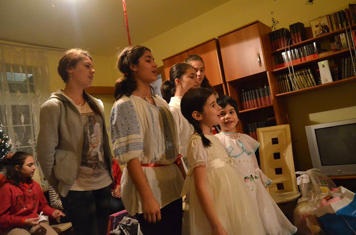 Rotaract 4 Tinerii de la Rotaract Ploieşti le au oferit daruri copiilor din Centrul familial de la Brebu