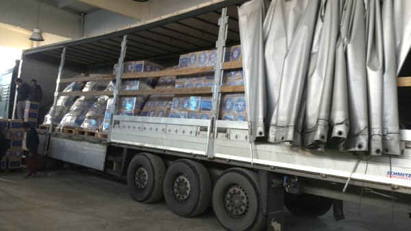 Camion alimente UE 1 Mâine începe distribuirea alimentelor de la UE. Primii chemaţi să şi ridice produsele sunt beneficiarii din Cartierul Voila