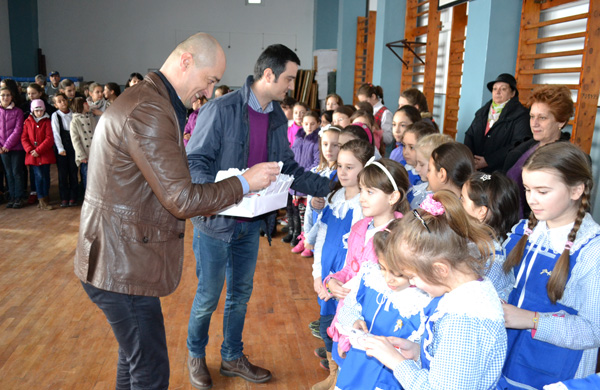 Martisoare Poiana 1 Mărţişoare din partea primarului Alin Moldoveanu pentru elevele şi profesoarele şcolii din Poiana Câmpina