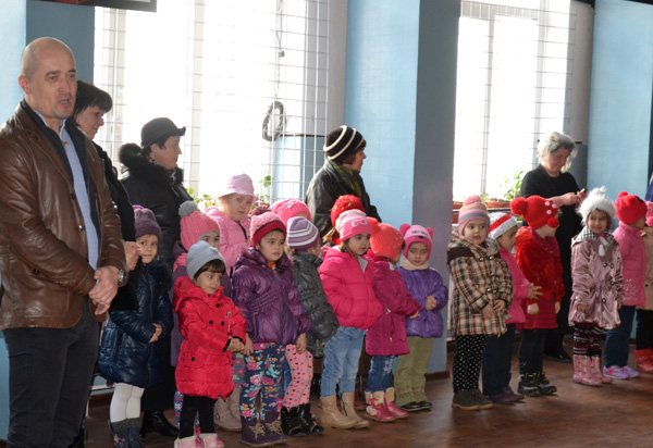 Martisoare Poiana 2 Mărţişoare din partea primarului Alin Moldoveanu pentru elevele şi profesoarele şcolii din Poiana Câmpina