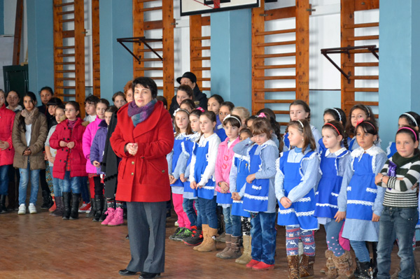 Martisoare Poiana 4 Mărţişoare din partea primarului Alin Moldoveanu pentru elevele şi profesoarele şcolii din Poiana Câmpina