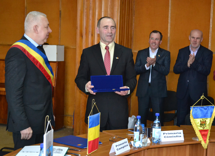 Acord Cimislia 4 Primarii din Câmpina şi Cimişlia au semnat Acordul de înfrăţire şi cooperare între cele două localităţi