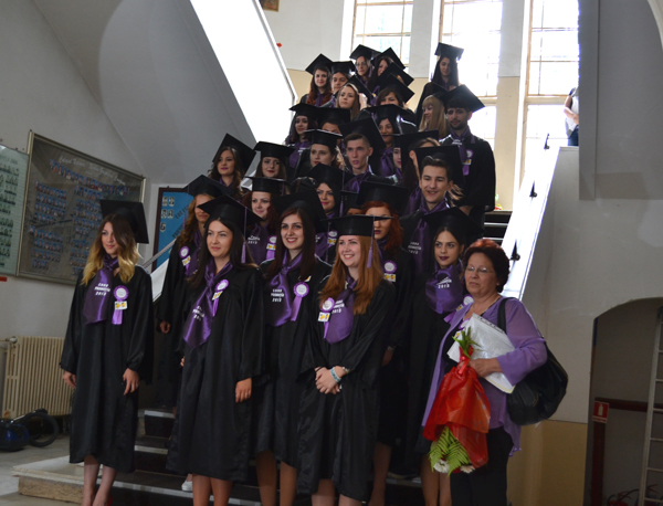 Absolvire 2 Elevii care au împlinit 18 ani au primit diplome din partea administraţiei locale, în cadrul ceremoniilor de absolvire a liceului