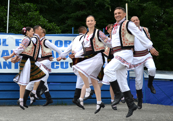 Ansamblu Cimislia 2 Moldovenii de la Cimişlia au dansat de n au atins pământul