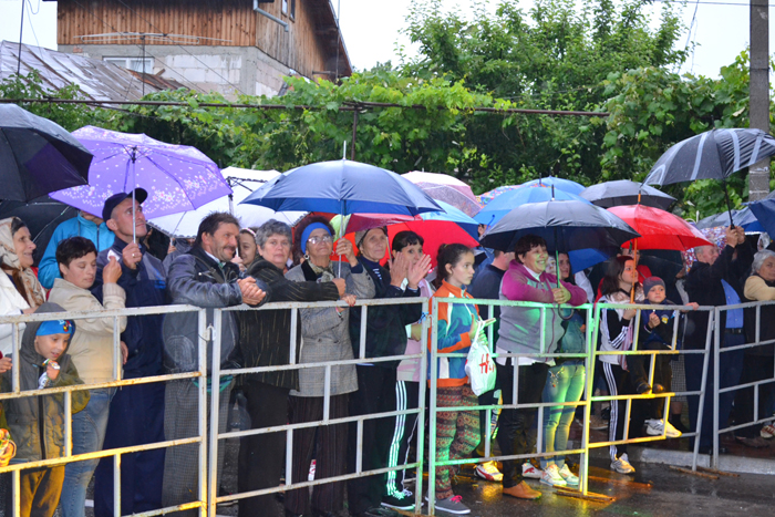 Festivalul Cireselor 61 Festivalul Cireşelor   Băneşti 2015. Duminică, ploaia nu s a oprit deloc. Dar nici distracţia