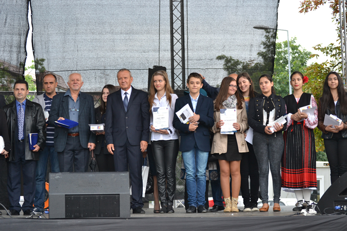 Premiere elevi 7 Patru olimpici şi elevii cu cele mai mari medii la bacalaureat şi evaluarea naţională au fost premiaţi de administraţia locală