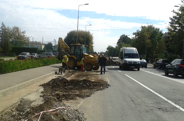 1 Balcescu 5 Pe Bulevardul Bălcescu se betonează şanţurile. Asfaltarea integrală este lăsată pentru 2016